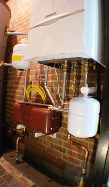 04 Installateur vervangt CV-ketel
