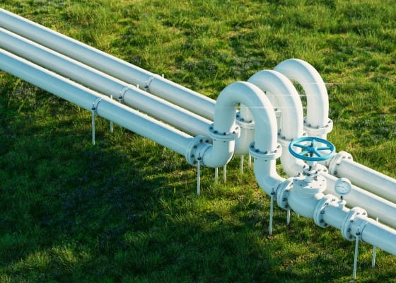 Installateur monteert dakgoot